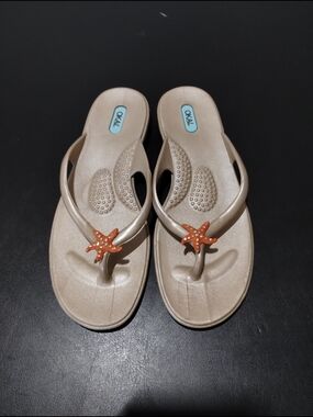OKA b. Beige and Orange Starfish Flip Flop Sandals Sz M/L Sz 8.5-9.5